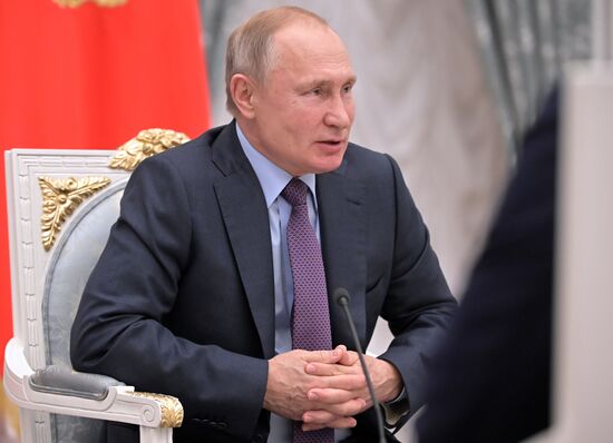 Президент РФ В. Путин встретился с региональными уполномоченными по правам человека