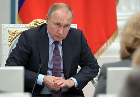 Президент РФ В. Путин встретился с региональными уполномоченными по правам человека