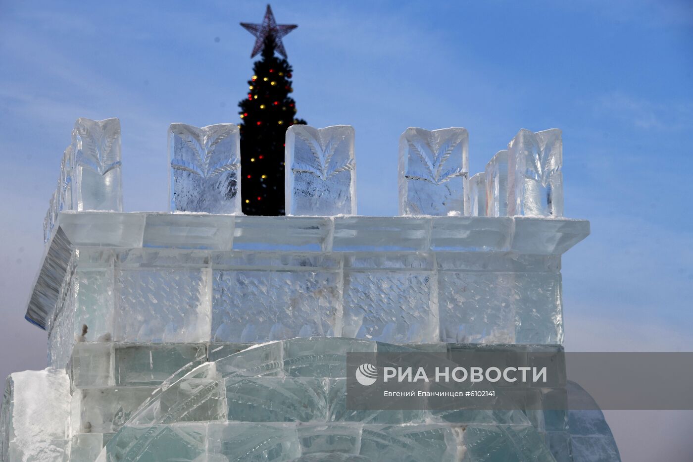 Строительство ледового городка в Чите