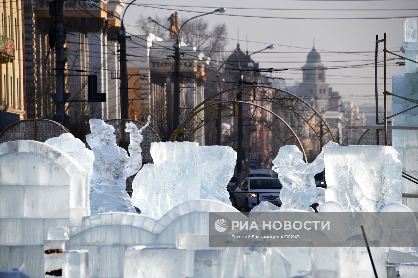 Строительство ледового городка в Чите