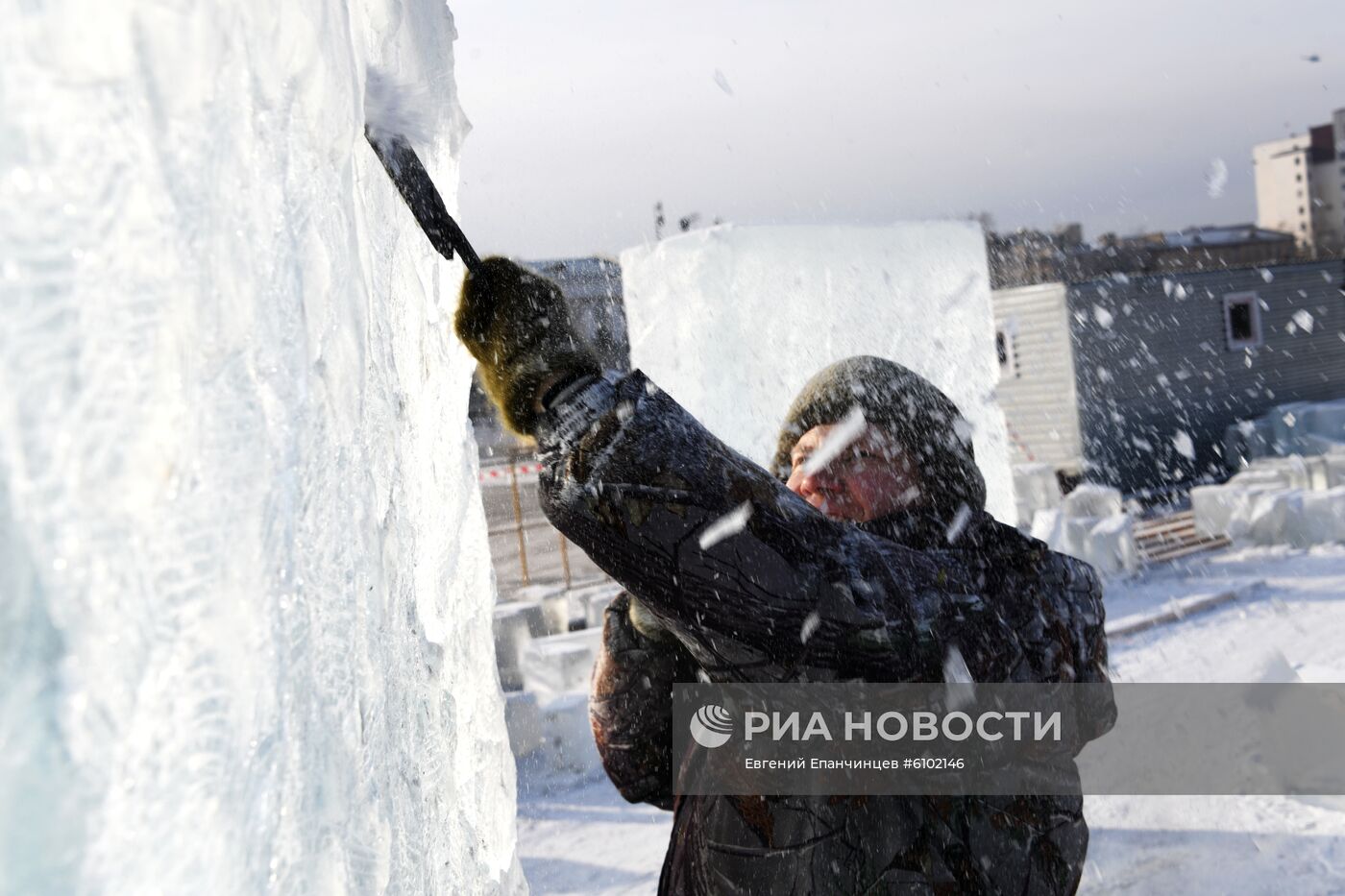 Строительство ледового городка в Чите