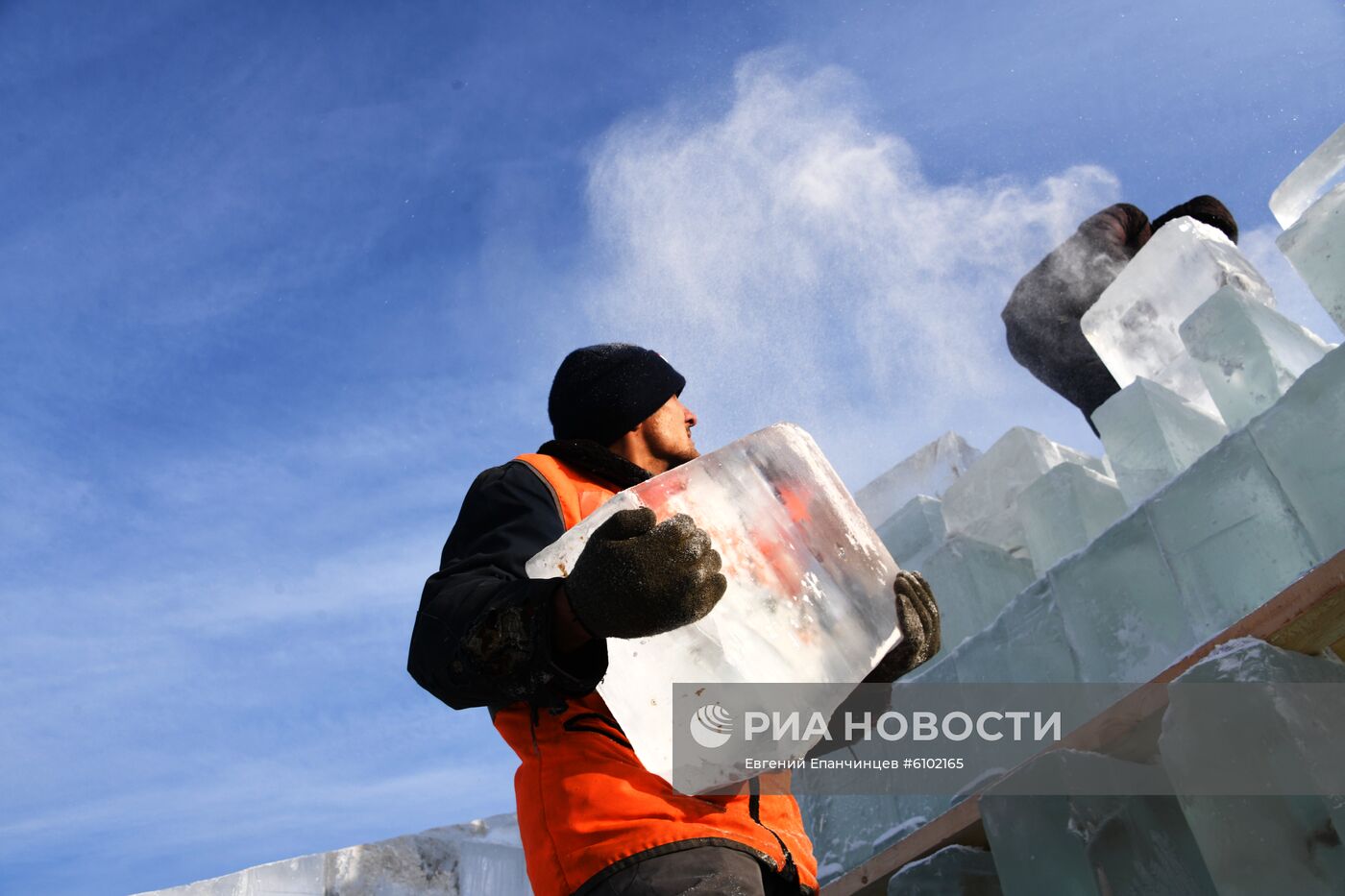 Строительство ледового городка в Чите