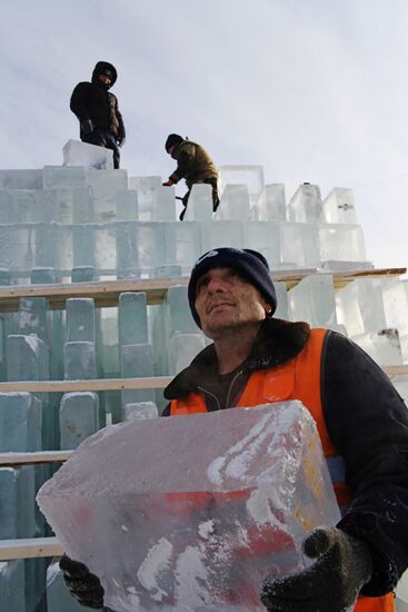 Строительство ледового городка в Чите