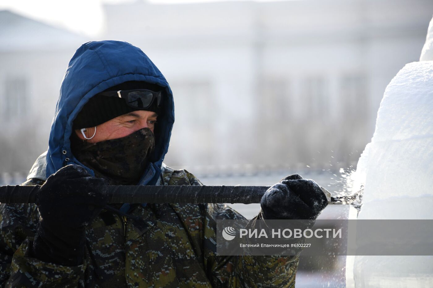 Строительство ледового городка в Чите