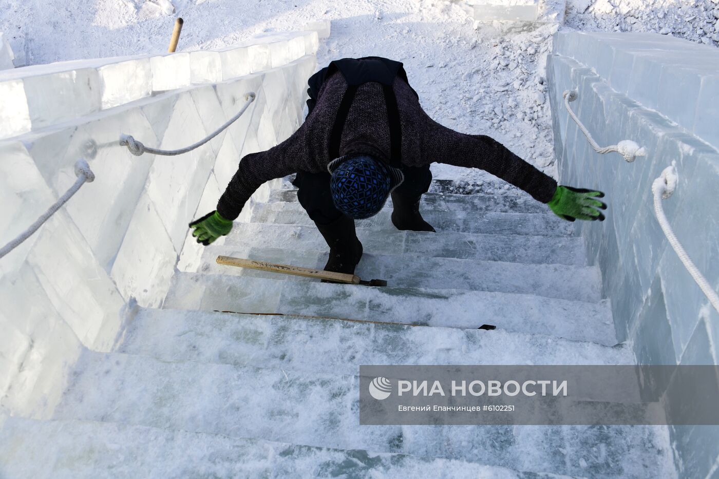 Строительство ледового городка в Чите