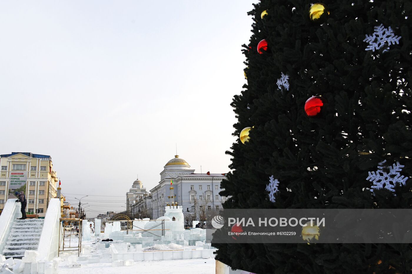 Строительство ледового городка в Чите