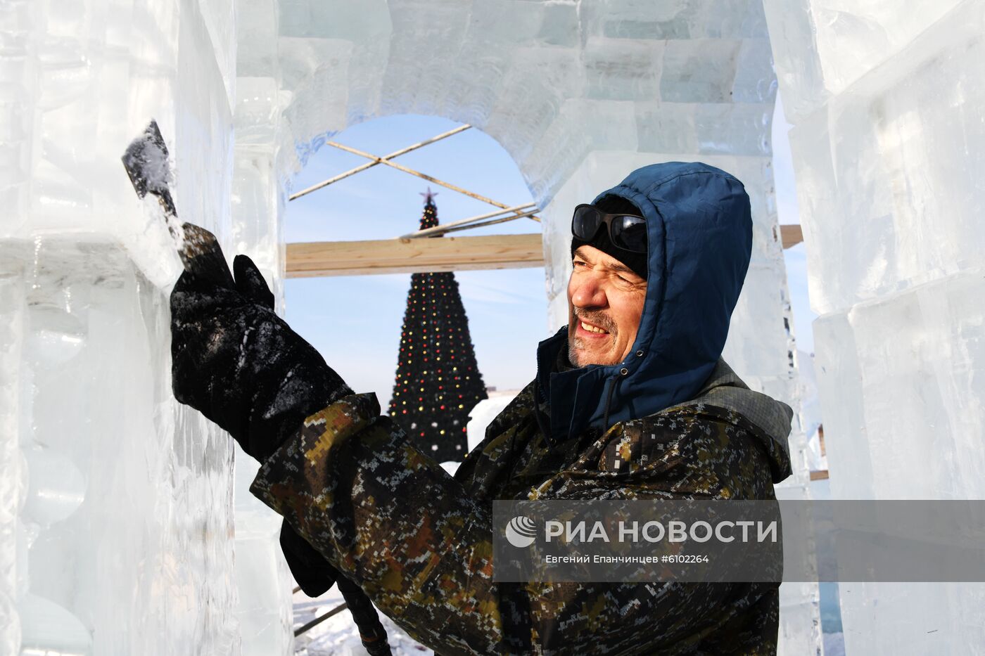 Строительство ледового городка в Чите