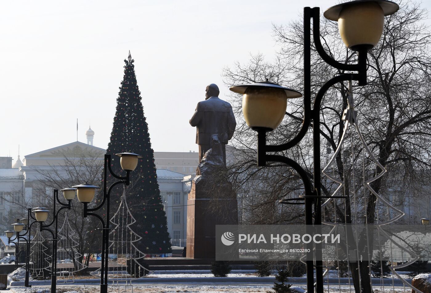 Строительство ледового городка в Чите