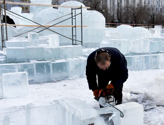 Строительство ледового городка в Чите