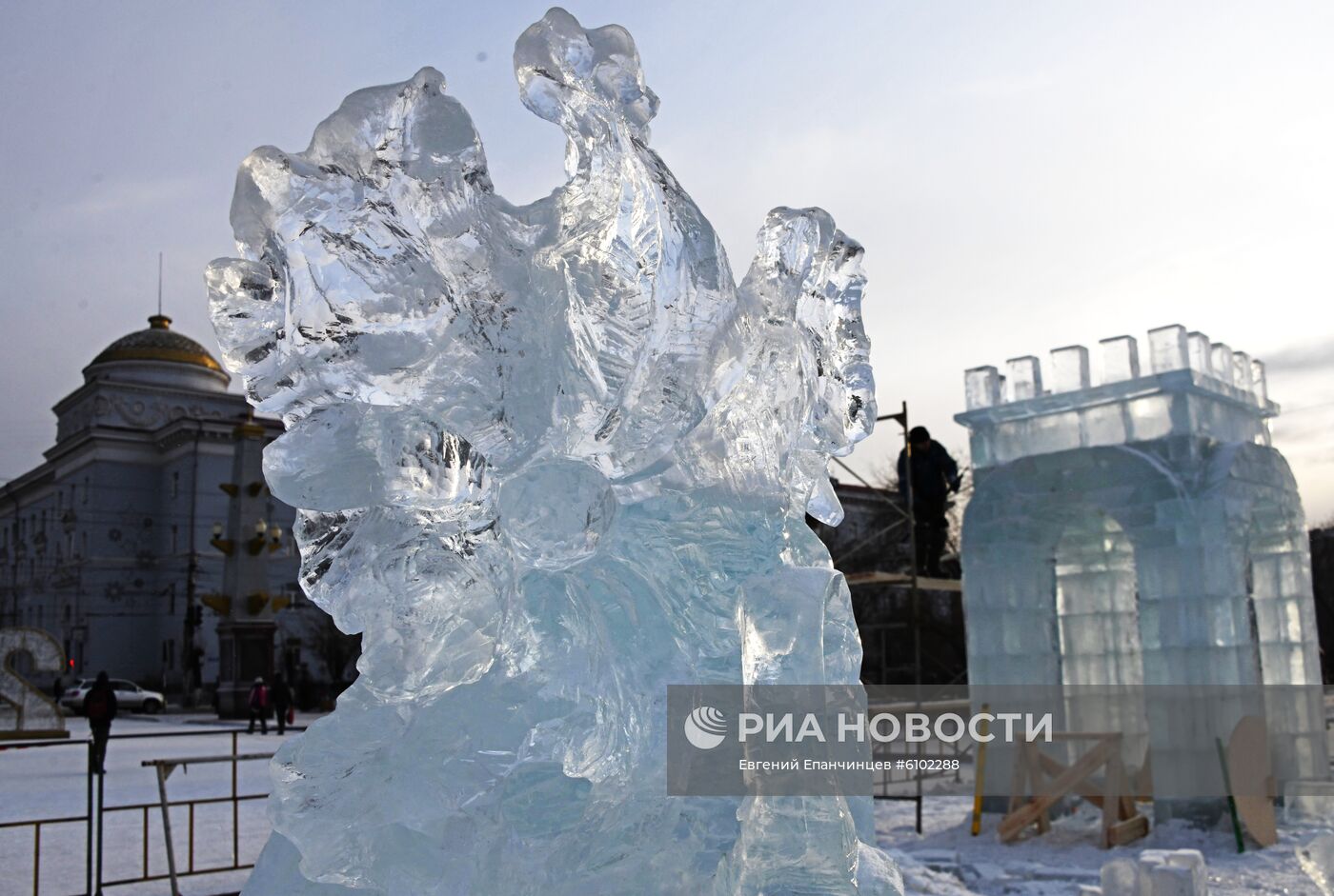 Строительство ледового городка в Чите