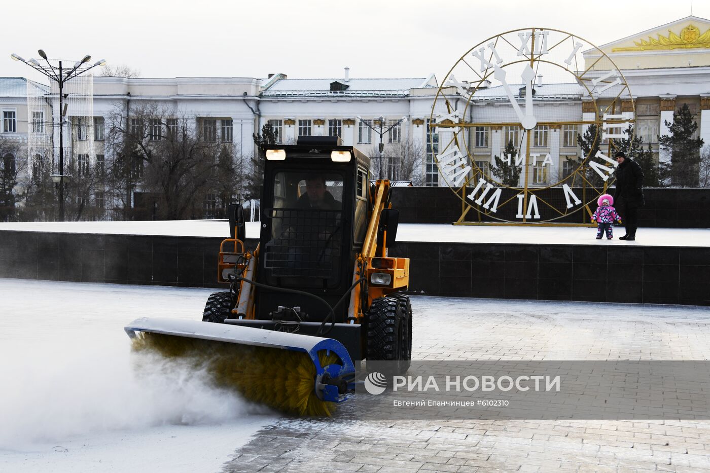 Строительство ледового городка в Чите