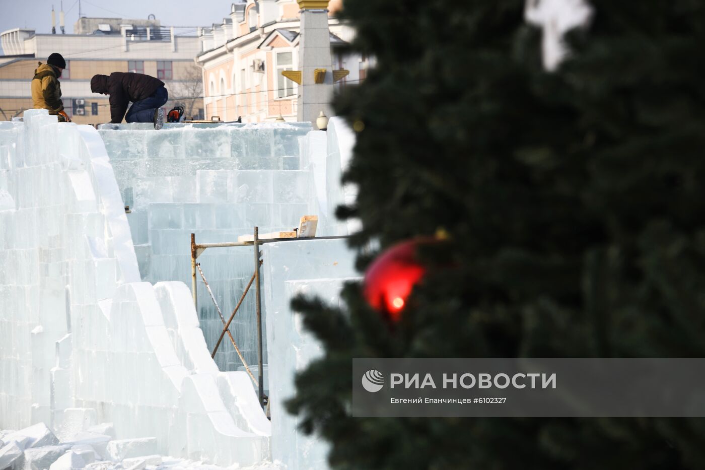 Строительство ледового городка в Чите