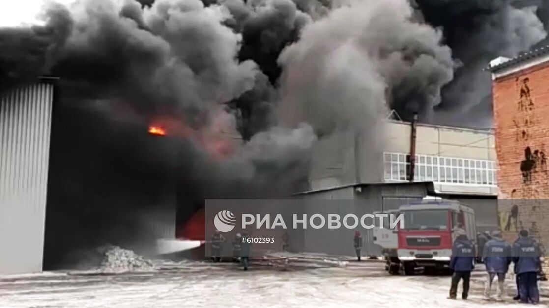 Пожар на заводе лакокрасочных изделий в Екатеринбурге