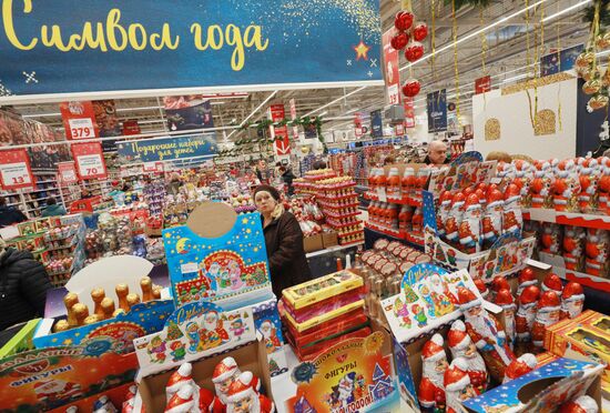 Предновогодняя торговля в гипермаркете АШАН