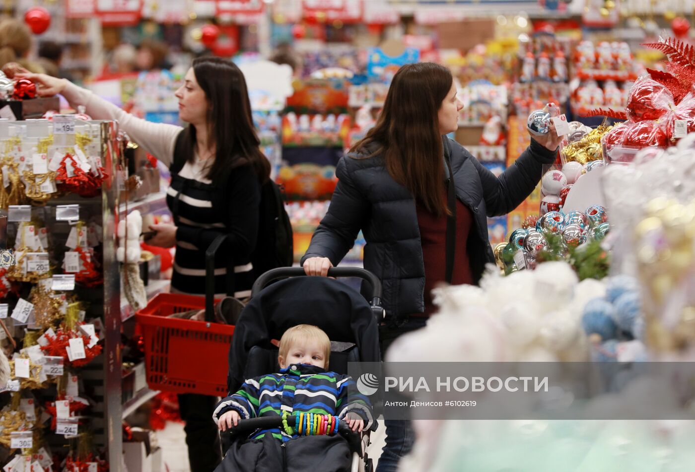 Предновогодняя торговля в гипермаркете АШАН