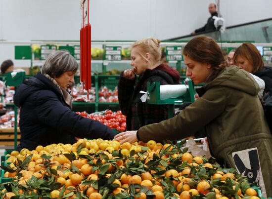 Предновогодняя торговля в гипермаркете АШАН