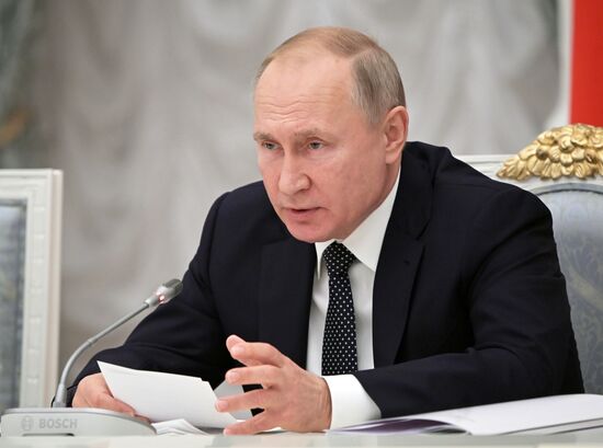 Президент РФ В. Путин провел в Кремле заседание организационного комитета "Победа"