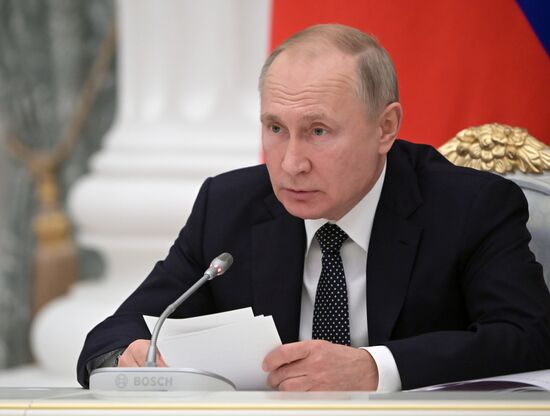 Президент РФ В. Путин провел в Кремле заседание организационного комитета "Победа"