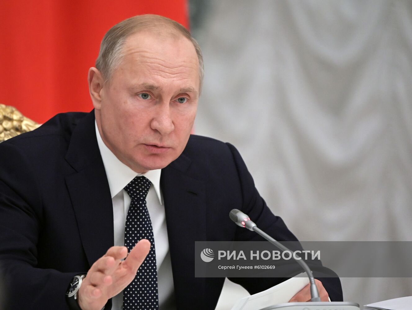 Президент РФ В. Путин провел в Кремле заседание организационного комитета "Победа"