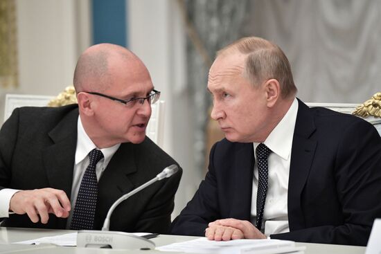 Президент РФ В. Путин провел в Кремле заседание организационного комитета "Победа"