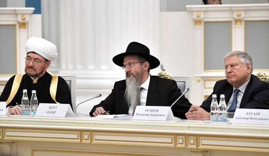 Президент РФ В. Путин провел в Кремле заседание организационного комитета "Победа"