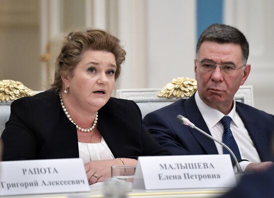 Президент РФ В. Путин провел в Кремле заседание организационного комитета "Победа"