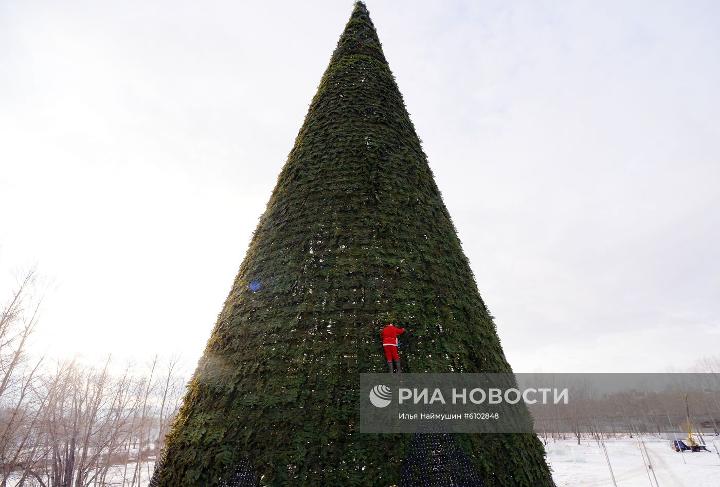 Установка главной новогодней елки в Красноярске