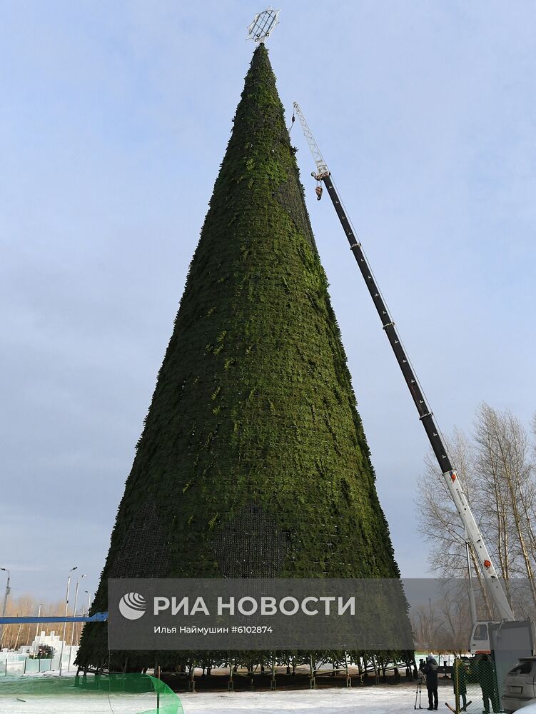 Установка главной новогодней елки в Красноярске