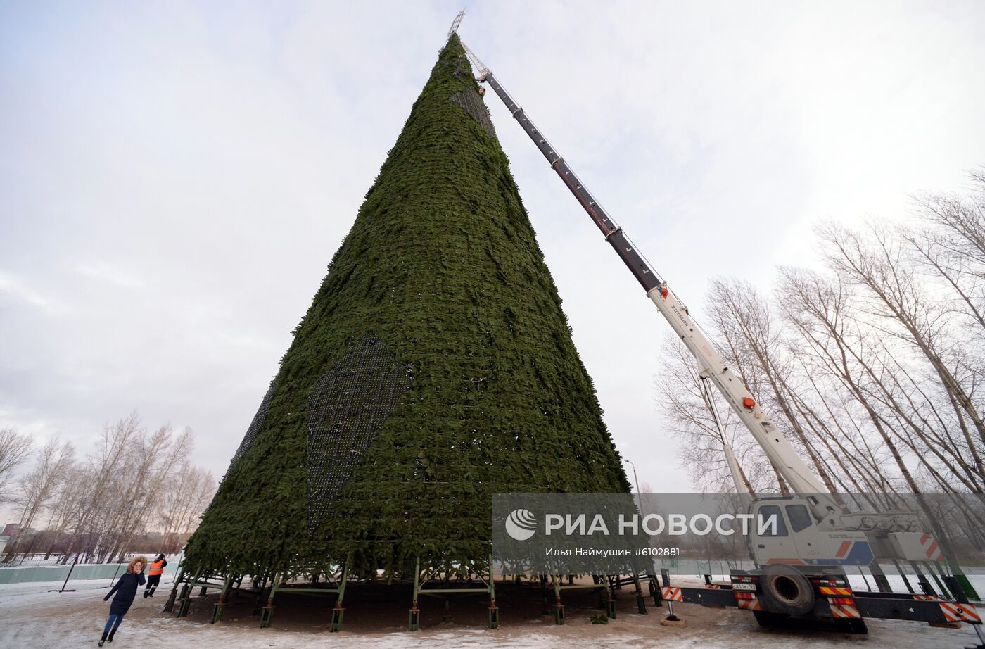 Установка главной новогодней елки в Красноярске