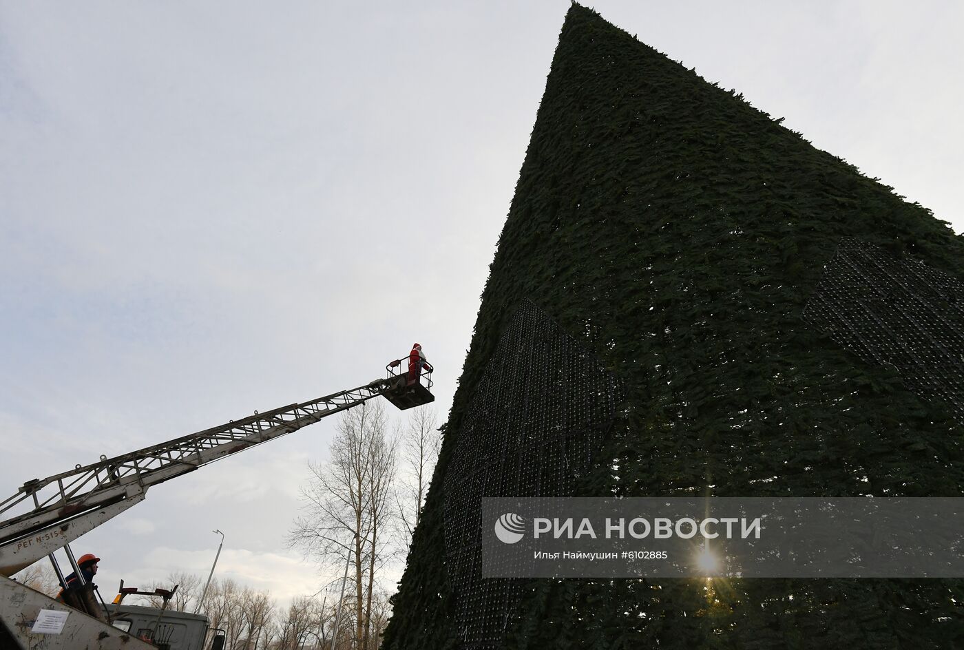 Установка главной новогодней елки в Красноярске