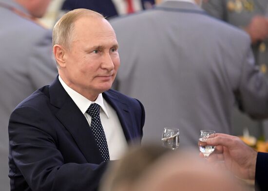 Президент РФ В. Путин принял участие в торжественном приёме в честь Дня Героев Отечества