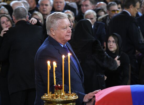 Прощание с Ю. Лужковым