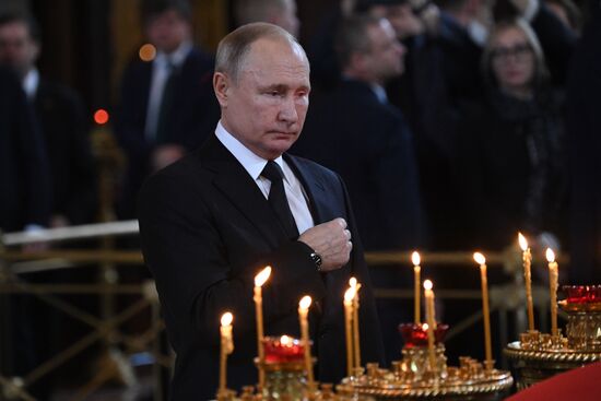 Президент РФ В. Путин принял участие в церемонии прощания с Ю. Лужковым