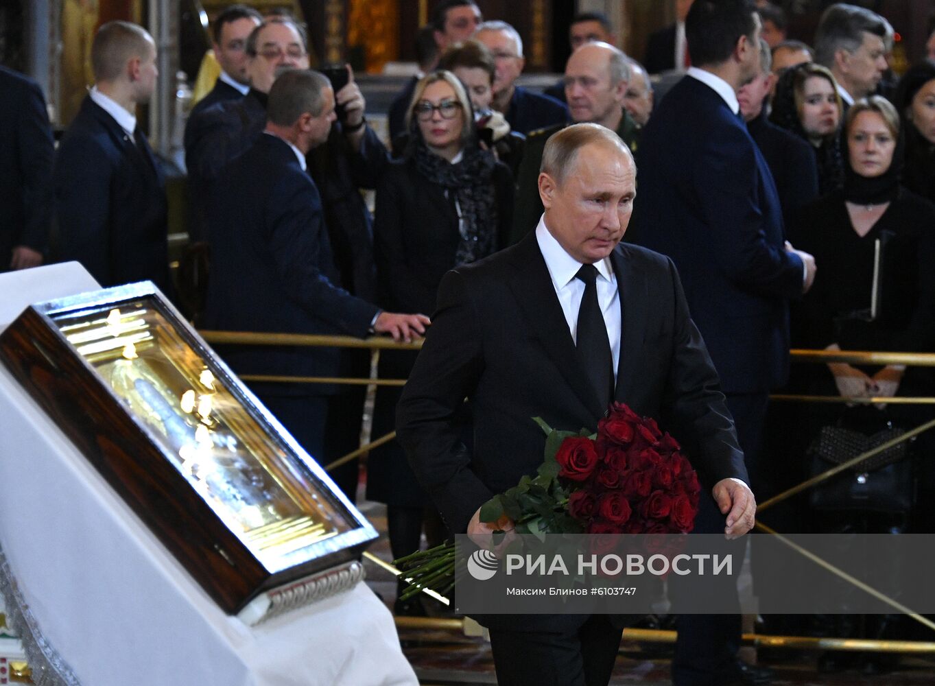 Президент РФ В. Путин принял участие в церемонии прощания с Ю. Лужковым