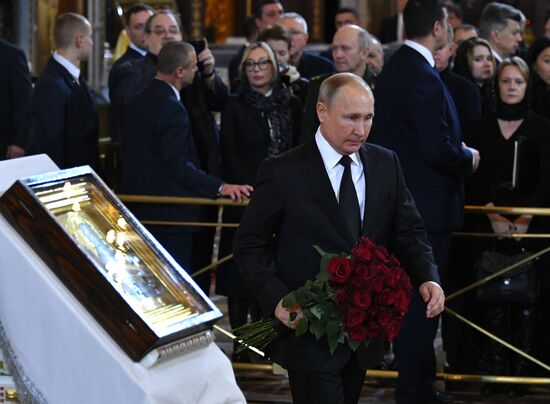 Президент РФ В. Путин принял участие в церемонии прощания с Ю. Лужковым