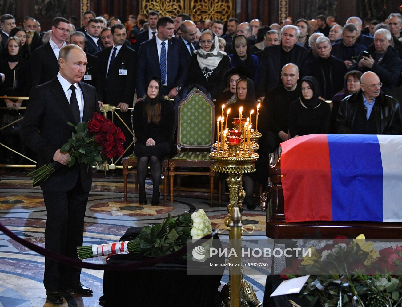 Президент РФ В. Путин принял участие в церемонии прощания с Ю. Лужковым