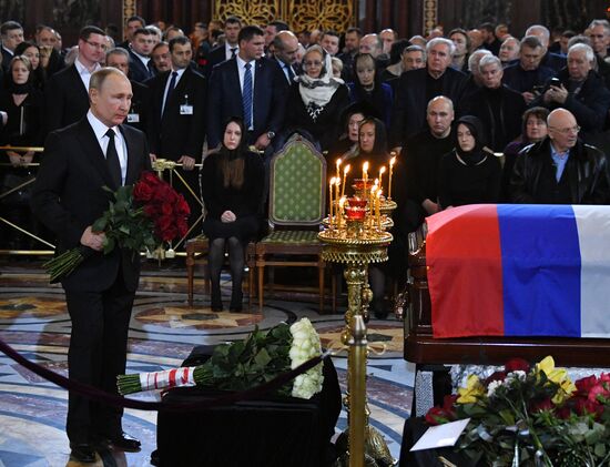 Президент РФ В. Путин принял участие в церемонии прощания с Ю. Лужковым