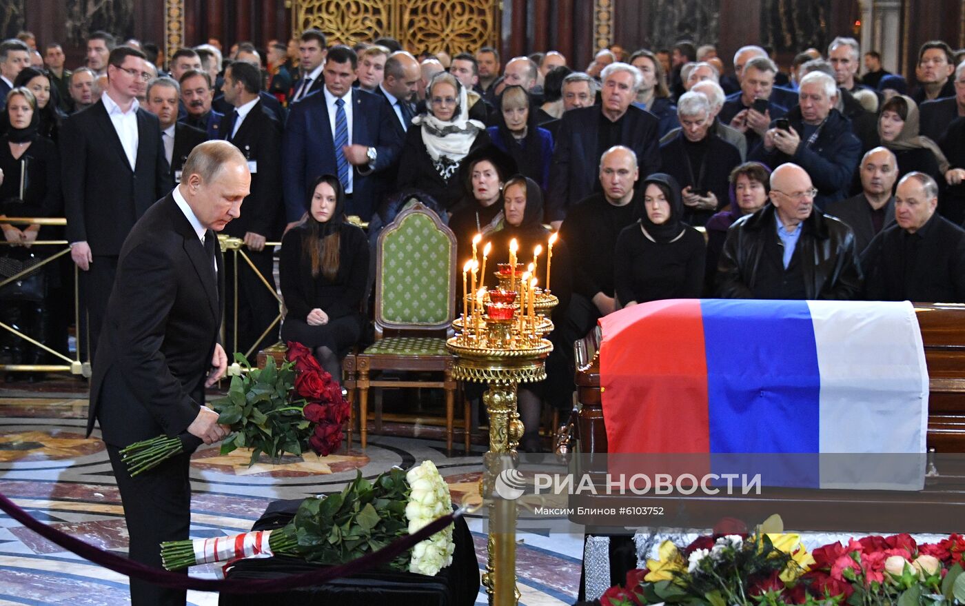 Президент РФ В. Путин принял участие в церемонии прощания с Ю. Лужковым