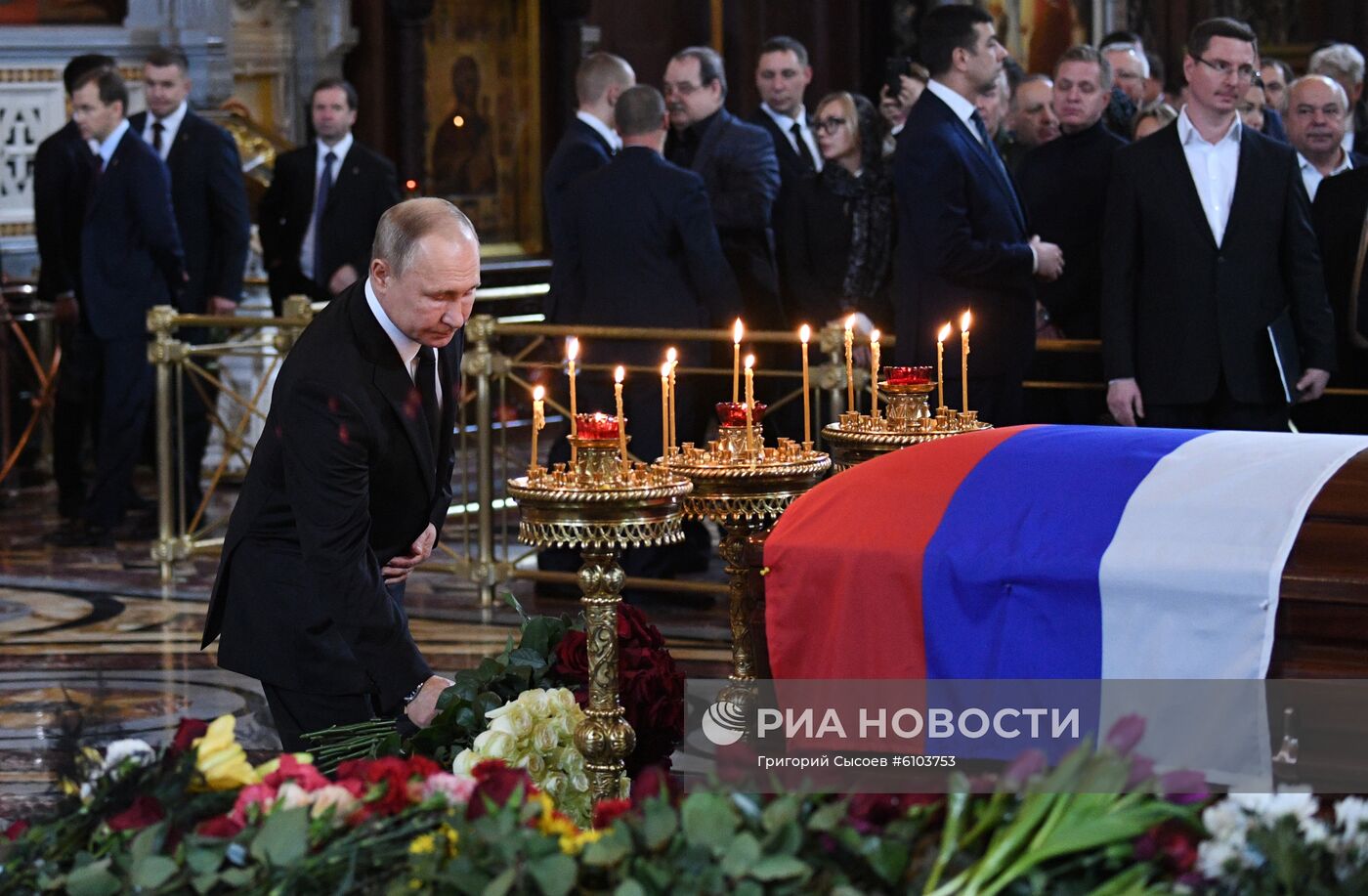 Президент РФ В. Путин принял участие в церемонии прощания с Ю. Лужковым