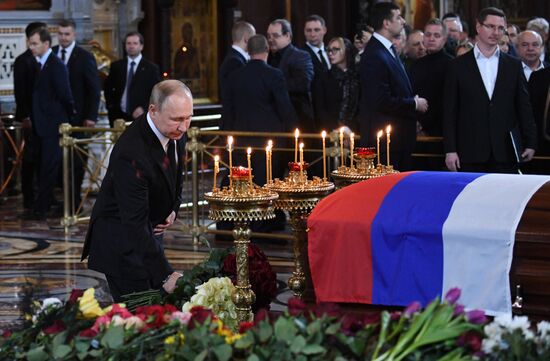 Президент РФ В. Путин принял участие в церемонии прощания с Ю. Лужковым