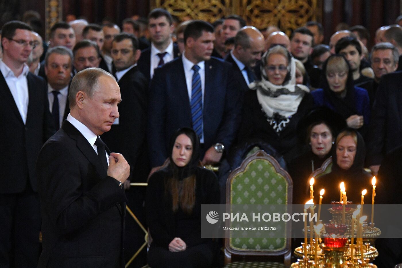 Президент РФ В. Путин принял участие в церемонии прощания с Ю. Лужковым