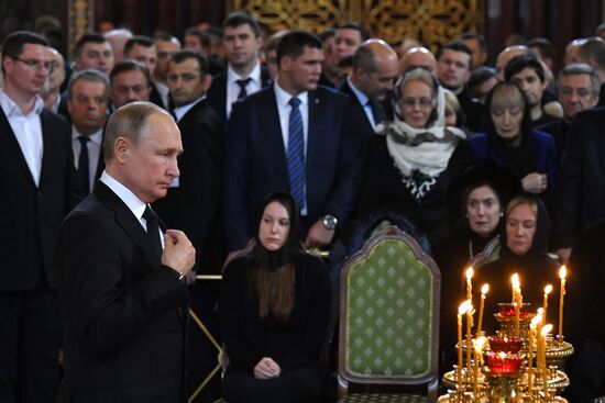Президент РФ В. Путин принял участие в церемонии прощания с Ю. Лужковым