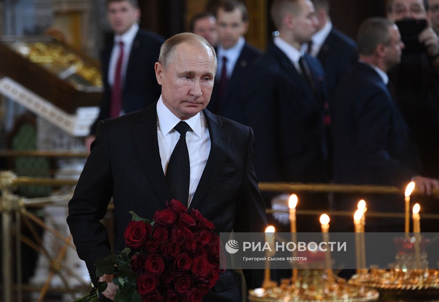 Президент РФ В. Путин принял участие в церемонии прощания с Ю. Лужковым