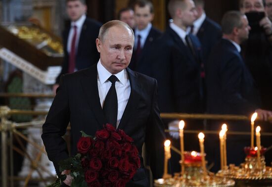 Президент РФ В. Путин принял участие в церемонии прощания с Ю. Лужковым