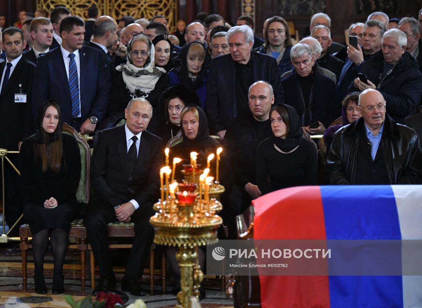 Президент РФ В. Путин принял участие в церемонии прощания с Ю. Лужковым