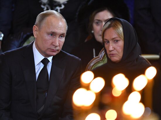 Президент РФ В. Путин принял участие в церемонии прощания с Ю. Лужковым