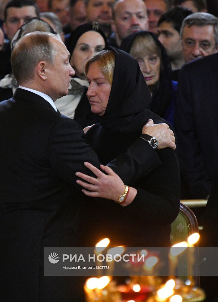 Президент РФ В. Путин принял участие в церемонии прощания с Ю. Лужковым