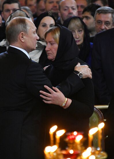 Президент РФ В. Путин принял участие в церемонии прощания с Ю. Лужковым