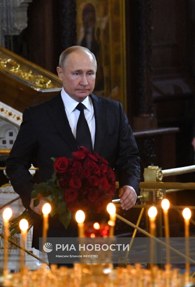 Президент РФ В. Путин принял участие в церемонии прощания с Ю. Лужковым