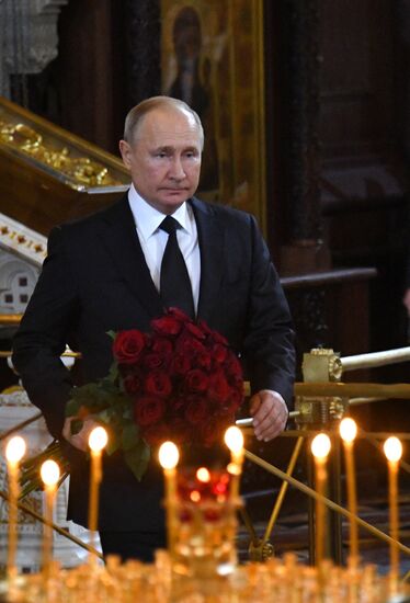 Президент РФ В. Путин принял участие в церемонии прощания с Ю. Лужковым